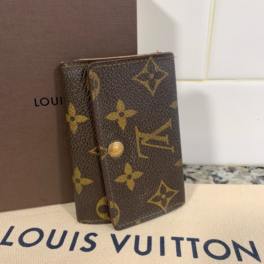 Authentic ♥️ LOUIS VUITTON Monogram Key Wallet